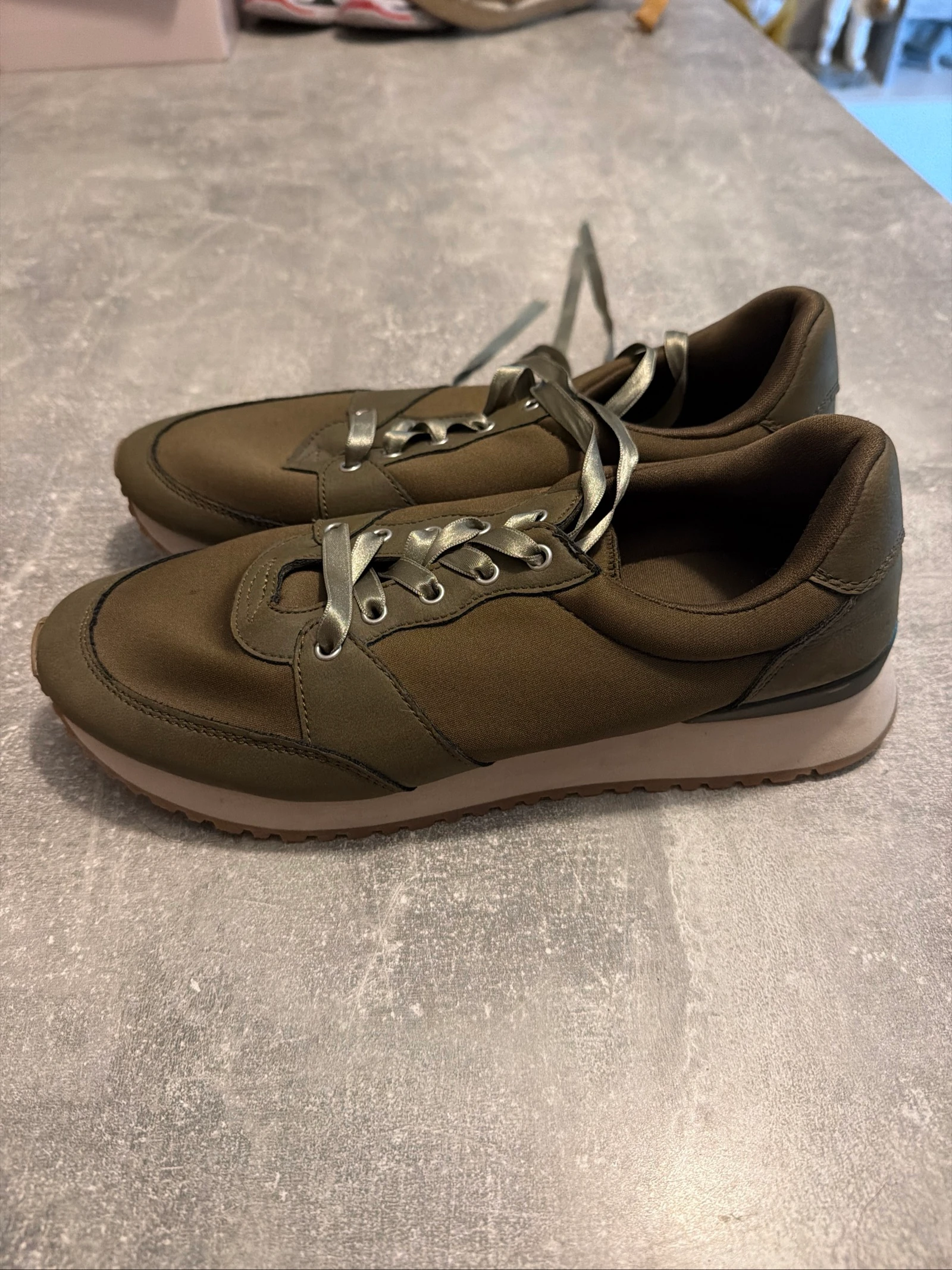 Chaussure pull&bear kaki taille 39 neuf 